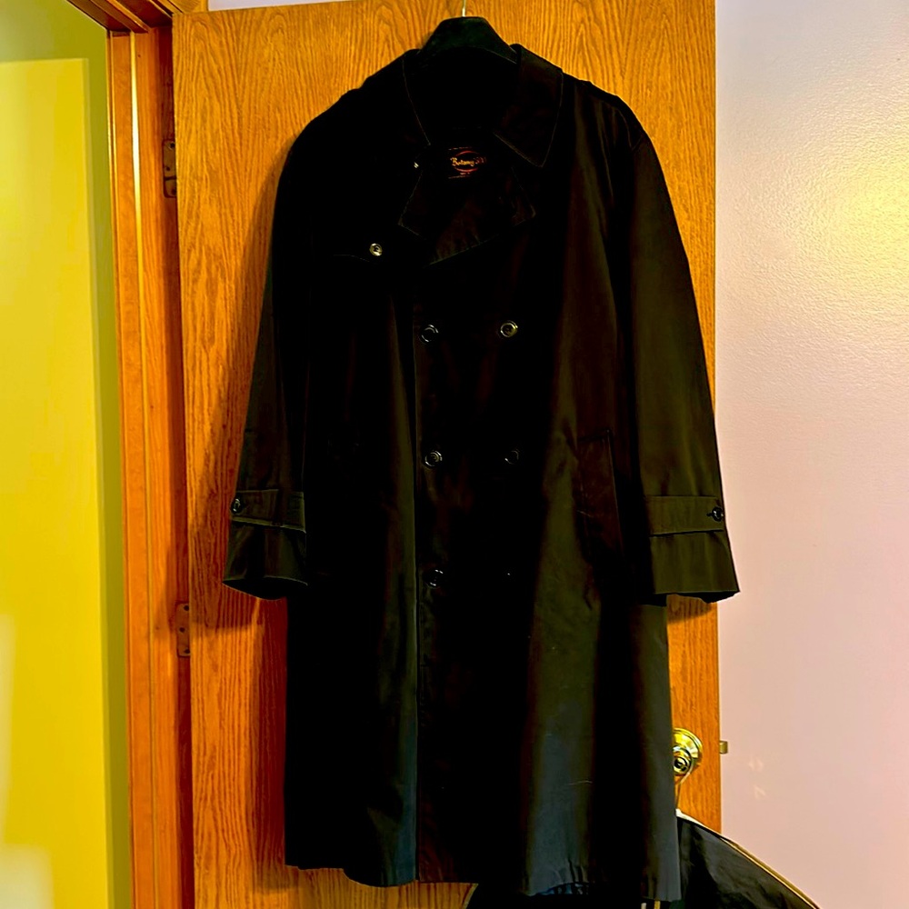Men’s lines trench coat.